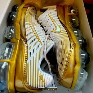 Nike Women’s Air Vapormax tennis shoes